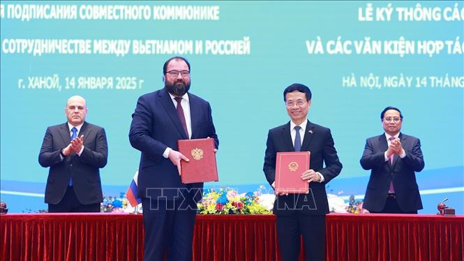 Thủ tướng Phạm Minh Chính và Thủ tướng Nga Mikhail Mishustin chứng kiến ký Bản ghi nhớ về hiểu biết lẫn nhau giữa Bộ Phát triển số, Thông tin liên lạc và Truyền thông đại chúng Liên bang Nga và Bộ Thông tin và Truyền thông Việt Nam. Ảnh: Dương Giang-TTXVN 
