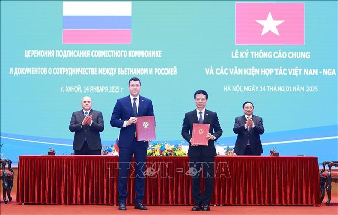 Thủ tướng Phạm Minh Chính và Thủ tướng Nga Mikhail Mishustin chứng kiến ký Bản ghi nhớ hợp tác giữa Bộ Công nghiệp và Thương mại LB Nga với Bộ Thông tin và Truyền thông Việt Nam trong lĩnh vực vô tuyến điện tử và công nghệ số. Ảnh: Dương Giang-TTXVN 
