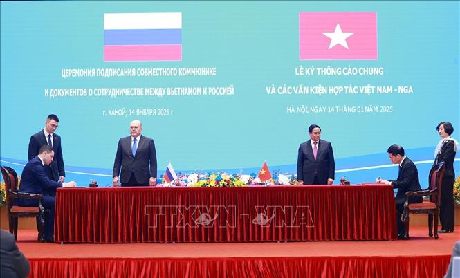 Thủ tướng Phạm Minh Chính và Thủ tướng Nga Mikhail Mishustin chứng kiến ký Bản ghi nhớ hợp tác giữa Bộ Công nghiệp và Thương mại LB Nga với Bộ Thông tin và Truyền thông Việt Nam trong lĩnh vực vô tuyến điện tử và công nghệ số. Ảnh: Dương Giang-TTXVN 
