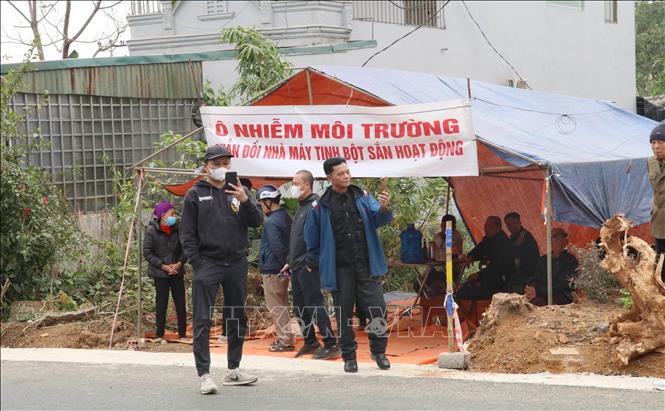 Người dân dựng lều tạm tại khu vực gần cổng Nhà máy chế biến tinh bột sắn Elmaco Ninh Bình để phản đối hoạt động gây ô nhiễm môi trường. Ảnh: Thùy Dung - TTXVN