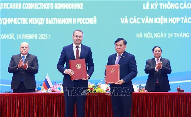 Thủ tướng Phạm Minh Chính và Thủ tướng Nga Mikhail Mishustin chứng kiến ký Thoả thuận giữa Chính phủ hai nước về chuyển giao tàu Nghiên cứu khoa học cho Trung tâm Nghiên cứu khoa học và công nghệ Nhiệt đới hỗn hợp Việt - Nga để nghiên cứu khoa học biển chung. Ảnh: Dương Giang-TTXVN 
