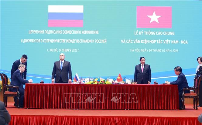 Thủ tướng Phạm Minh Chính và Thủ tướng Nga Mikhail Mishustin chứng kiến ký Thoả thuận giữa Chính phủ hai nước về chuyển giao tàu Nghiên cứu khoa học cho Trung tâm Nghiên cứu khoa học và công nghệ Nhiệt đới hỗn hợp Việt - Nga để nghiên cứu khoa học biển chung. Ảnh: Dương Giang-TTXVN 
