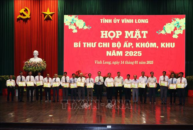 Lãnh đạo tỉnh Vĩnh Long trao Giấy khen cho các tập thể có thành tích xuất sắc trong công tác giảm nghèo năm 2024. Ảnh: Phạm Minh Tuấn-TTXVN