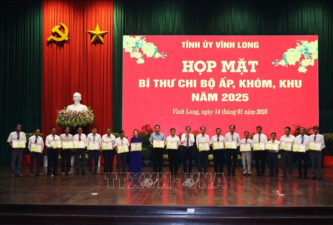 Lãnh đạo tỉnh Vĩnh Long trao Giấy khen cho các tập thể có thành tích xuất sắc trong công tác giảm nghèo năm 2024. Ảnh: Phạm Minh Tuấn-TTXVN