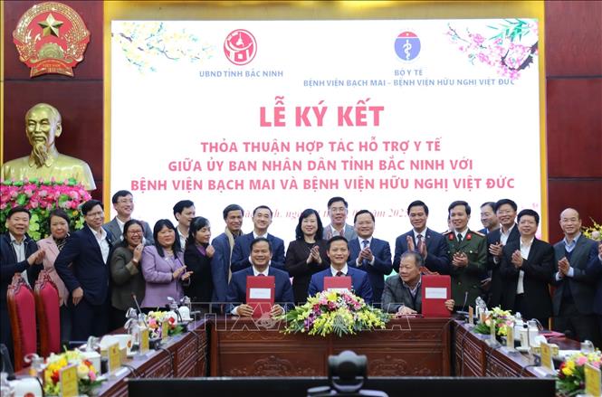 Lễ ký kết thoả thuận hợp tác hỗ trợ y tế giữa UBND tỉnh Bắc Ninh với hai bệnh viện Bạch Mai và Việt Đức. Ảnh: Thanh Thương- TTXVN
