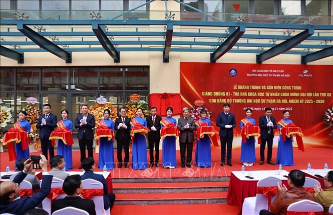 Lễ cắt băng khánh thành Giảng đường A1 – Tòa nhà Khoa học tự nhiên của Trường Đại học Sư phạm Hà Nội. Ảnh: Thanh Tùng - TTXVN 