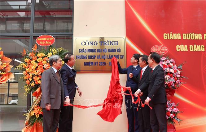 Nghi thức gắn biển công trình chào mừng Đại hội lần thứ XV Đảng bộ Trường Đại học Sư phạm Hà Nội. Ảnh: Thanh Tùng - TTXVN