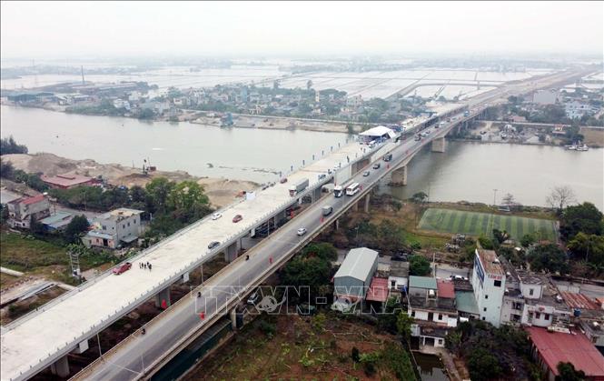 Toàn cảnh Cầu Lạc Quần mới. Ảnh: Thái Thuần - TTXVN
