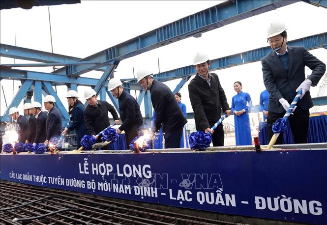 Lãnh đạo tỉnh Nam Định thực hiện nghi thức hợp long Cầu Lạc Quần mới. Ảnh: Thái Thuần - TTXVN

