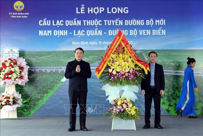 Bí thư Tỉnh uỷ Nam Định Đặng Khánh Toàn tặng hoa chúc mừng chủ đầu tư dự án. Ảnh: Thái Thuần - TTXVN
