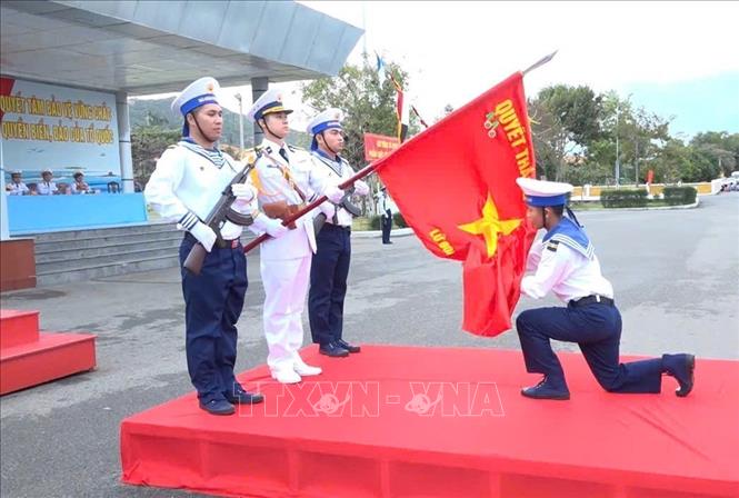 Một chiến sĩ tuyên thệ dưới cờ tại lễ tiễn. Ảnh: TTXVN phát