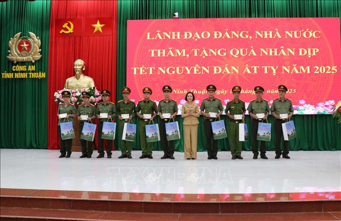 Phó Chủ tịch  Quốc hội Nguyễn Thị Thanh tặng quà Tết cho cán bộ, chiến sĩ công an tỉnh Ninh Thuận. Ảnh: Công Thử - TTXVN