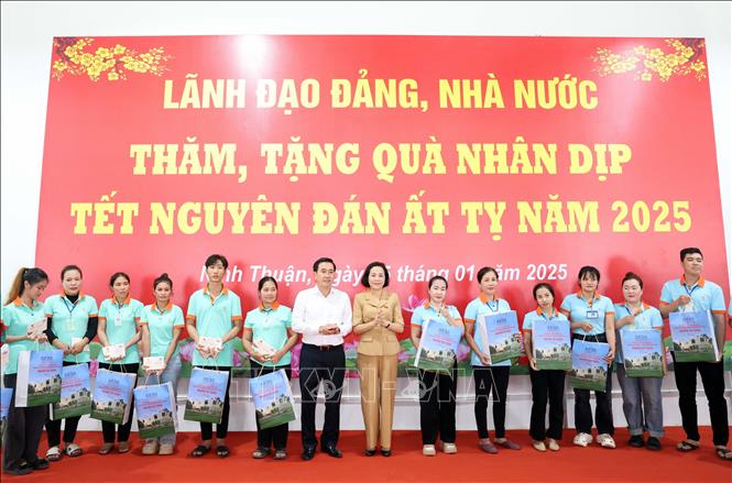 Phó Chủ tịch Quốc hội Nguyễn Thị Thanh tặng quà cho công nhân lao động tại khu công nghiệp Du Long (huyện Thuận Bắc). Ảnh: Công Thử - TTXVN