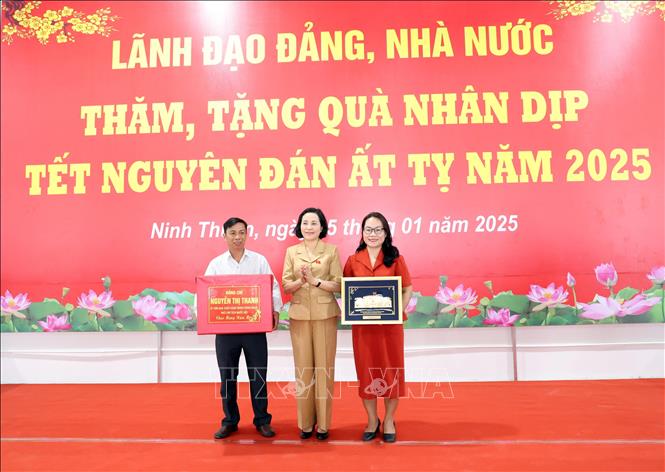 Phó Chủ tịch  Quốc hội Nguyễn Thị Thanh tặng quà chúc Tết Huyện ủy, UBND huyện Thuận Bắc. Ảnh: Công Thử - TTXVN
