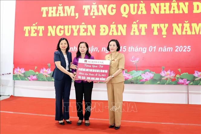 Phó Chủ tịch  Quốc hội Nguyễn Thị Thanh tặng kinh phí 300 triệu đồng cho Quỹ “Vì Người nghèo” tỉnh Ninh Thuận. Ảnh: Công Thử - TTXVN
