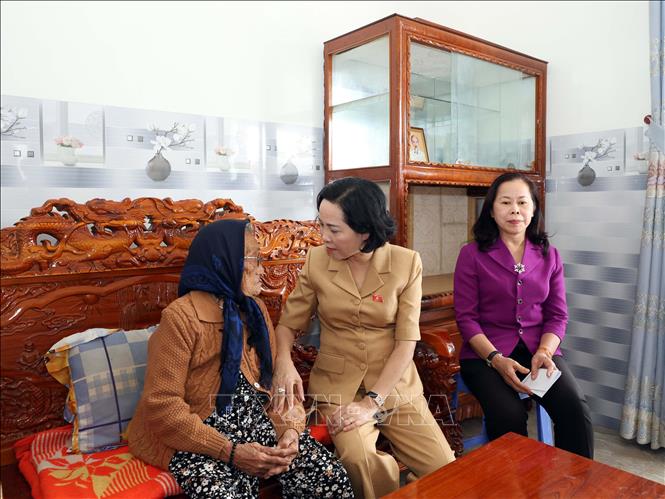 Phó Chủ tịch  Quốc hội Nguyễn Thị Thanh đến thăm, tặng quà Tết cho  Mẹ Việt Nam Anh hùng Nguyễn Thị Thiểu ở xã Phương Hải (huyện Ninh Hải). Ảnh: Công Thử - TTXVN