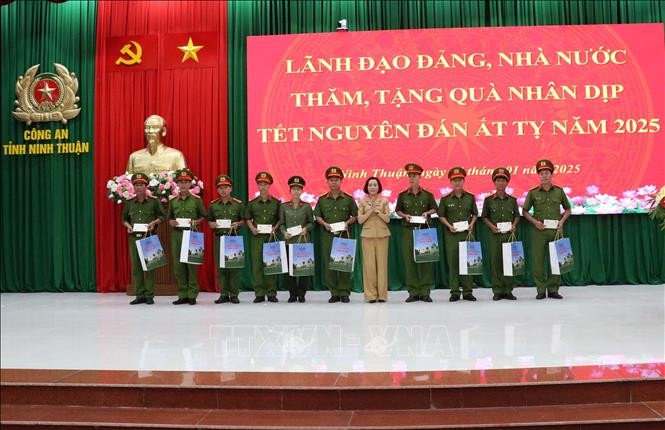 Phó Chủ tịch  Quốc hội Nguyễn Thị Thanh tặng quà Tết cho cán bộ, chiến sĩ công an tỉnh Ninh Thuận. Ảnh: Công Thử - TTXVN