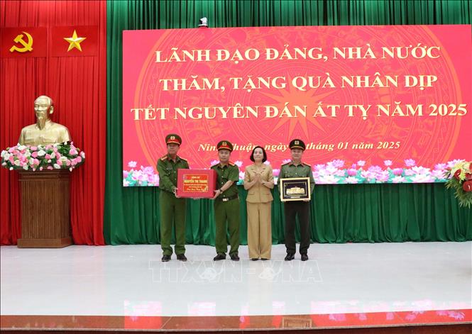 Phó Chủ tịch  Quốc hội Nguyễn Thị Thanh tặng quà, chúc Tết Ban Giám đốc công an tỉnh Ninh Thuận. Ảnh: Công Thử - TTXVN