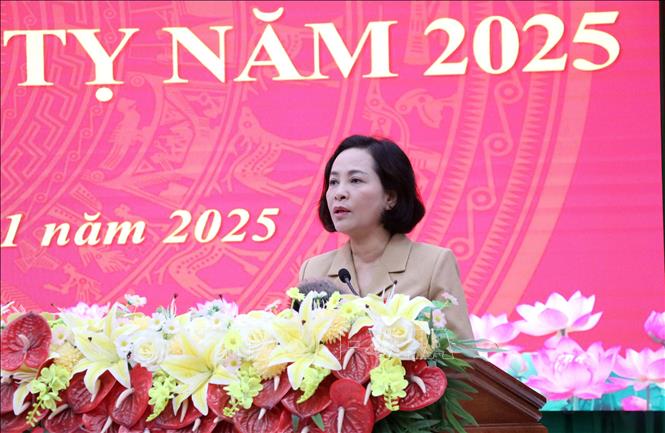 Phó Chủ tịch  Quốc hội Nguyễn Thị Thanh phát biểu với tập thể Công an tỉnh Ninh Thuận. Ảnh: Công Thử - TTXVN