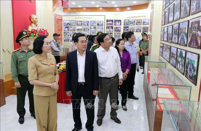 Phó Chủ tịch Quốc hội Nguyễn Thị Thanh thăm, tìm hiểu về truyền thống của lực lượng Công an tỉnh Ninh Thuận. Ảnh: Công Thử - TTXVN