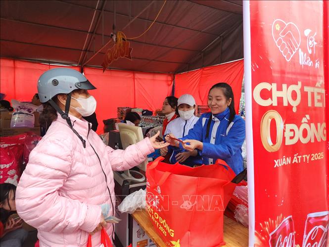 Với phiếu mua hàng trị giá 600.000 đồng, người dân có thể mua sắm nhiều mặt hàng Tết tại chương trình. Ảnh: Mai Trang - TTXVN 