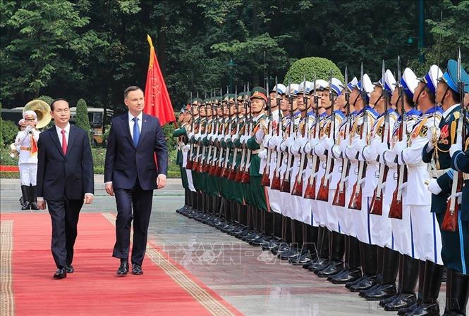Chủ tịch nước Trần Đại Quang chủ trì lễ đón Tổng thống Ba Lan Andrzej Duda và Phu nhân thăm cấp Nhà nước tới Việt Nam (Hà Nội, 28/11/2017).  Ảnh: Nhan Sáng-TTXVN