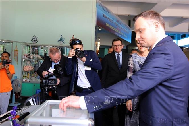 Tổng thống Ba Lan Andrzej Duda đóng góp tiền ủng hộ trẻ em nạn nhân chất độc da cam khi tham quan Bảo tàng Chứng tích chiến tranh (TP. Hồ Chí Minh, 30/11/2017). Ảnh: Thanh Vũ-TTXVN