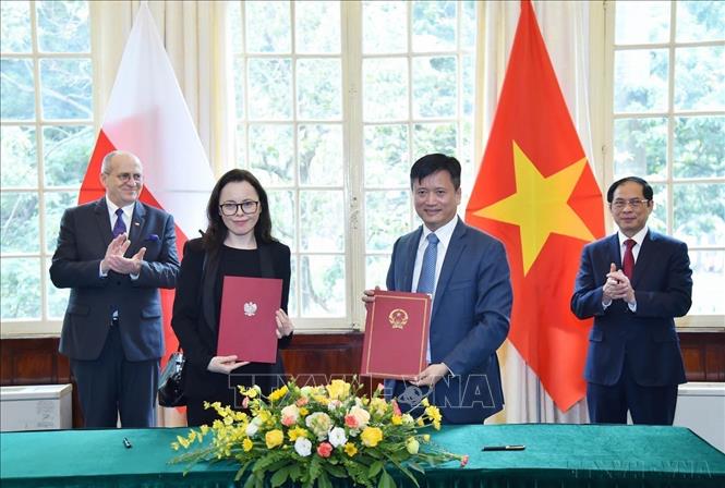 Bộ trưởng Ngoại giao Bùi Thanh Sơn và Bộ trưởng Ngoại giao Ba Lan Zbigniew Rau chứng kiến Lễ ký thỏa thuận hợp tác giữa Học viện Ngoại giao Việt Nam và Ba Lan (Hà Nội, 16/3/2023). Ảnh: Lâm Khánh - TTXVN  