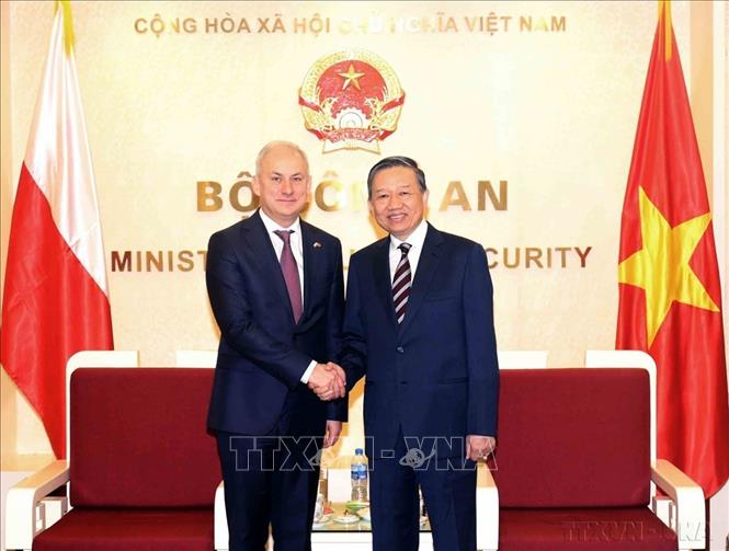 Thượng tướng Tô Lâm, Bộ trưởng Bộ Công an tiếp ngài Grzegorz Napieralski, Thượng nghị sĩ, Chủ tịch Đảng Liên minh Dân chủ Cánh tả Ba Lan thăm, làm việc tại Việt Nam (Hà Nội, 27/11/2018). Ảnh: TTXVN phát