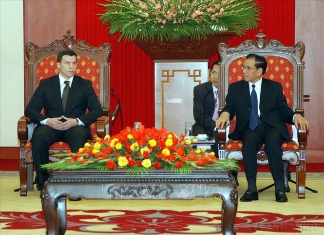Tổng Bí thư Nông Đức Mạnh tiếp Chủ tịch Đảng Liên minh Cánh tả Dân chủ Ba Lan Wojciech Olejniezak thăm Việt Nam (Hà Nội, 4/12/2007). Ảnh: TTXVN