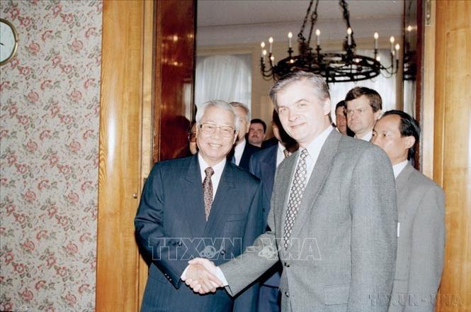 Thủ tướng Ba Lan Włodzimierz Cimoszewicz đón và hội đàm với Thủ tướng Võ Văn Kiệt thăm chính thức Ba Lan (Varsava, 20/5/1997). Ảnh: Minh Đạo - TTXVN