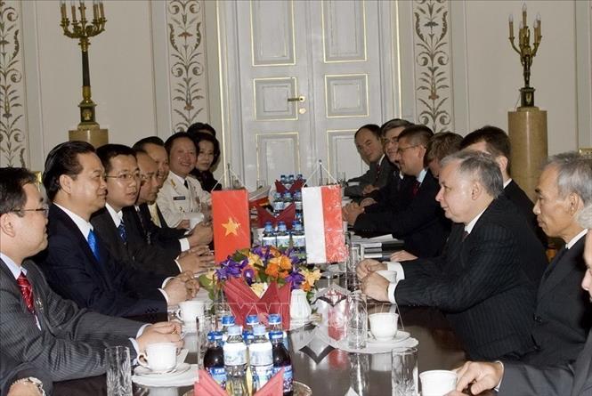 Thủ tướng Ba Lan Jarosław Kaczyński hội đàm với Thủ tướng Nguyễn Tấn Dũng thăm chính thức Ba Lan (Varsava, 15/9/2007). Ảnh: Đức Tám - TTXVN