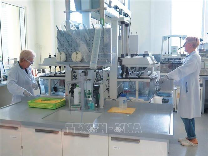 Tập đoàn Dược phẩm Adamed (Ba Lan) lại có mặt tại thị trường Việt Nam từ khá lâu, với sản phẩm thuốc Biseptol vốn rất quen thuộc với nhiều người Việt Nam. Ảnh: TTXVN phát