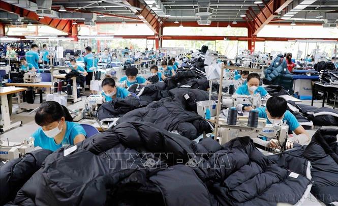  Các mặt hàng xuất khẩu chủ lực của Việt Nam sang thị trường Ba Lan bao gồm máy vi tính, sản phẩm điện tử và linh kiện; chất dẻo nguyên liệu, hàng dệt may, giày dép các loại, sắt thép và sản phẩm từ sắt thép; cà phê; thủy sản, gạo.... Trong ảnh: Công ty may Maxport Thái Bình sản xuất các sản phẩm áo phao xuất khẩu. Ảnh: Trần Việt - TTXVN