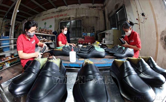 Các mặt hàng xuất khẩu chủ lực của Việt Nam sang thị trường Ba Lan bao gồm máy vi tính, sản phẩm điện tử và linh kiện; chất dẻo nguyên liệu, hàng dệt may, giày dép các loại, sắt thép và sản phẩm từ sắt thép; cà phê; thủy sản, gạo.... Trong ảnh: Gia công giày, dép da cao cấp theo công nghệ Googyear của Công ty TNHH Thương mại và Sản xuất giày, dép da Việt Anh ở thôn Tư Sản, xã Phú Túc, huyện Phú Xuyên (Hà Nội). Ảnh: Trần Việt - TTXVN