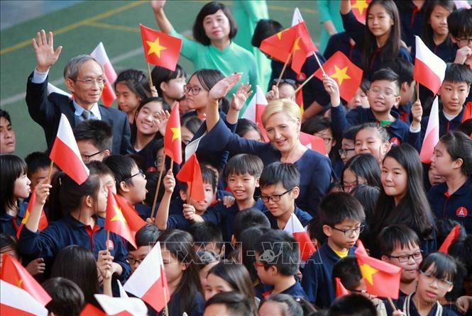 Phu nhân Tổng thống Ba Lan Agata Kornhauser-Duda với học sinh trường THPT Marie Curie và dự Lễ kỷ niệm 150 năm Ngày sinh Nhà bác học người Ba Lan Marie Curie (7/11/1867 – 7/11/2017). Ảnh: An Đăng - TTXVN