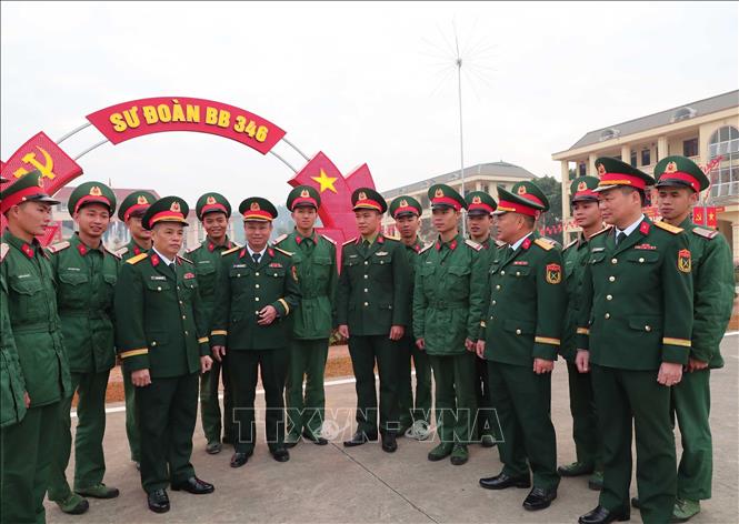 Cán bộ, chỉ huy Sư đoàn 346 chúc mừng các chiến sĩ trong lễ tiễn quân nhân hoàn thành nghĩa vụ quân sự tại ngũ năm 2025. Ảnh: Trọng Đức - TTXVN