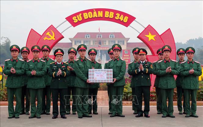 Cán bộ, chỉ huy Sư đoàn 346 tặng quà các chiến sĩ trong lễ tiễn quân nhân hoàn thành nghĩa vụ quân sự tại ngũ năm 2025. Ảnh: Trọng Đức - TTXVN
