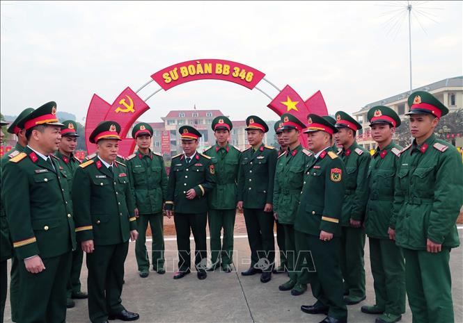 Cán bộ, chỉ huy Sư đoàn 346 chúc mừng các chiến sĩ trong lễ tiễn quân nhân hoàn thành nghĩa vụ quân sự tại ngũ năm 2025. Ảnh: Trọng Đức - TTXVN