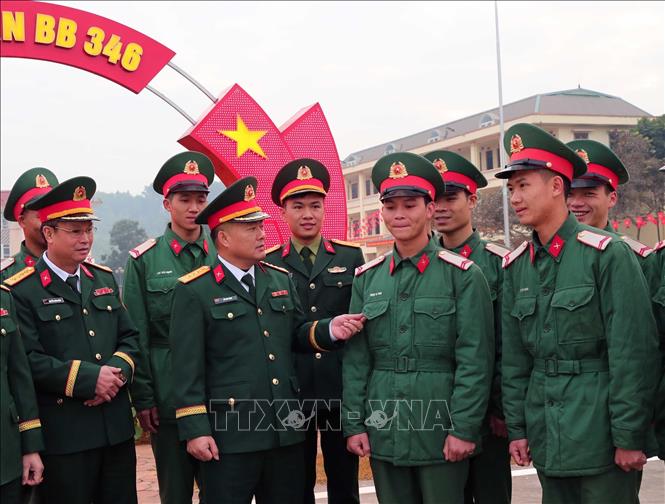 Cán bộ, chỉ huy Sư đoàn 346 chúc mừng các chiến sĩ trong lễ tiễn quân nhân hoàn thành nghĩa vụ quân sự tại ngũ năm 2025. Ảnh: Trọng Đức - TTXVN