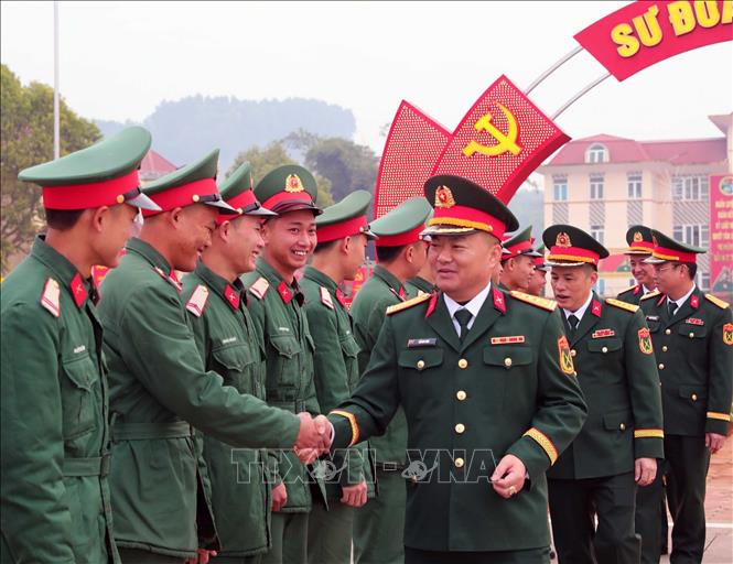 Cán bộ, chỉ huy Sư đoàn 346 chúc mừng các chiến sĩ trong lễ tiễn quân nhân hoàn thành nghĩa vụ quân sự tại ngũ năm 2025. Ảnh: Trọng Đức - TTXVN