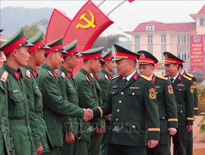 Cán bộ, chỉ huy Sư đoàn 346 chúc mừng các chiến sĩ trong lễ tiễn quân nhân hoàn thành nghĩa vụ quân sự tại ngũ năm 2025. Ảnh: Trọng Đức - TTXVN