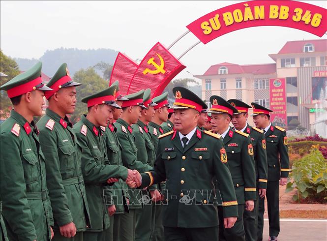 Cán bộ, chỉ huy Sư đoàn 346 chúc mừng các chiến sĩ trong lễ tiễn quân nhân hoàn thành nghĩa vụ quân sự tại ngũ năm 2025. Ảnh: Trọng Đức - TTXVN