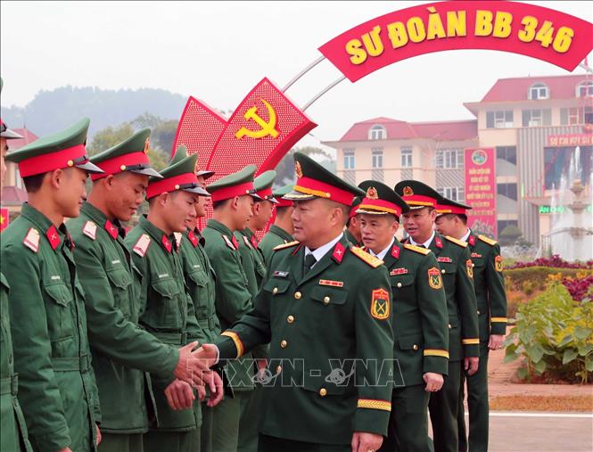 Cán bộ, chỉ huy Sư đoàn 346 chúc mừng các chiến sĩ trong lễ tiễn quân nhân hoàn thành nghĩa vụ quân sự tại ngũ năm 2025. Ảnh: Trọng Đức - TTXVN
