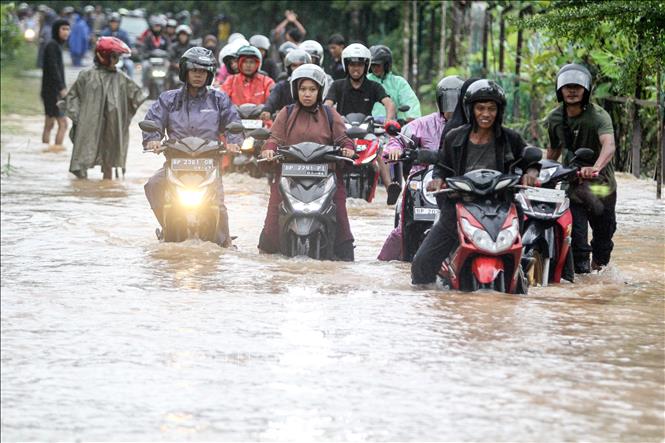 Cảnh ngập lụt sau những trận mưa lớn tại Tanjungpinang, tỉnh Riau Islands, Indonesia, ngày 11/1/2025. Ảnh: THX/TTXVN