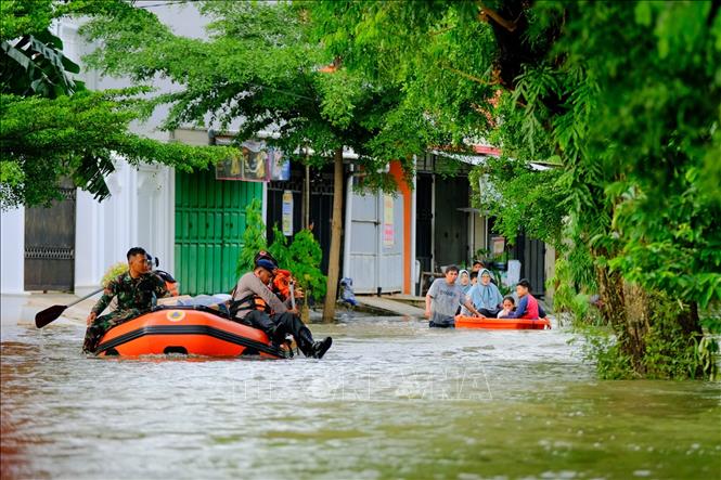 Cảnh ngập lụt sau những trận mưa lớn tại Makassar, tỉnh Nam Sulawesi, Indonesia. Ảnh: THX/TTXVN
