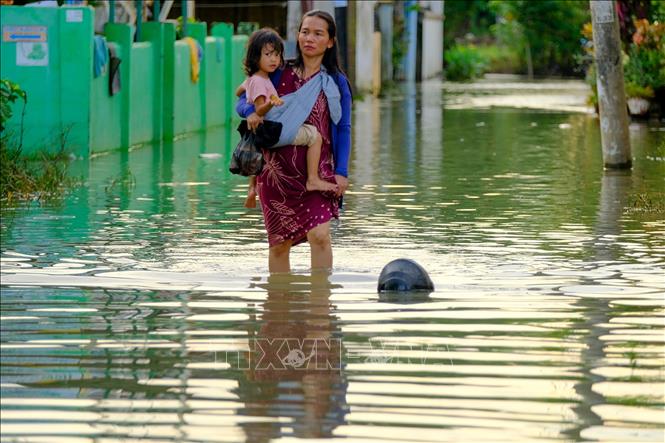 Cảnh ngập lụt sau những trận mưa lớn tại Makassar, tỉnh Nam Sulawesi, Indonesia. Ảnh: THX/TTXVN