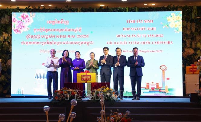 Leaders of the Cambodian provinces present gifts and greetings to local leaders. VNA Photo: Thanh Tân