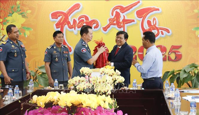 A delegation of Cambodia's Royal Armed Forces visits and extends Tet greetings to An Giang's authorities. VNA Photo