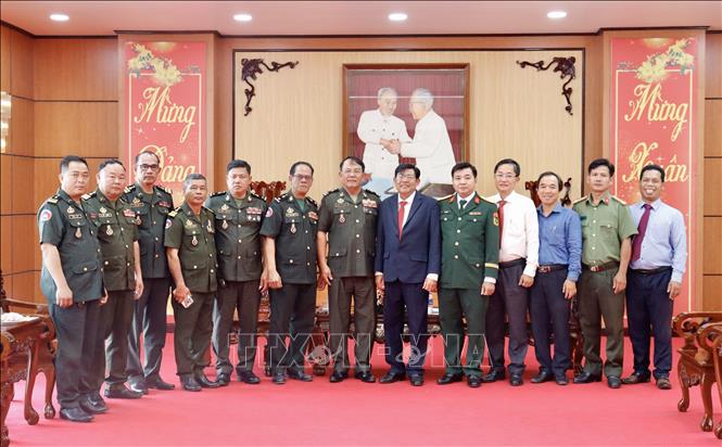 A delegation of Cambodia's Royal Armed Forces visits and extends Tet greetings to An Giang's authorities. VNA Photo